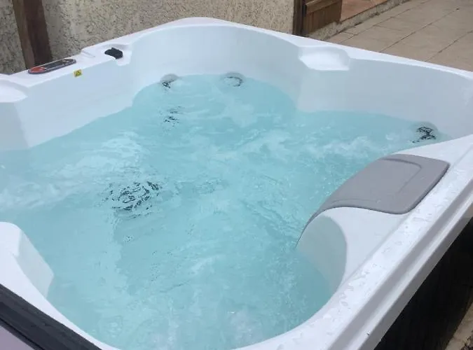 Villa De Lyse Avec Jacuzzi Roujan